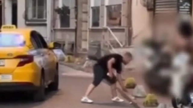 נהג מונית מאיסטנבול תקף אישה באלימות כי לא הסכימה לתת לא יותר כסף (צילום: מתוך טוויטר)