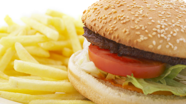 המבורגר וצ'יפס (צילום: אינגאימג')