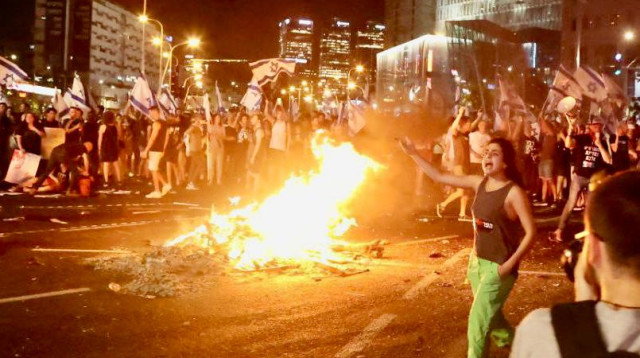 מדורת מחאה בתל אביב (צילום: אבשלום ששוני)