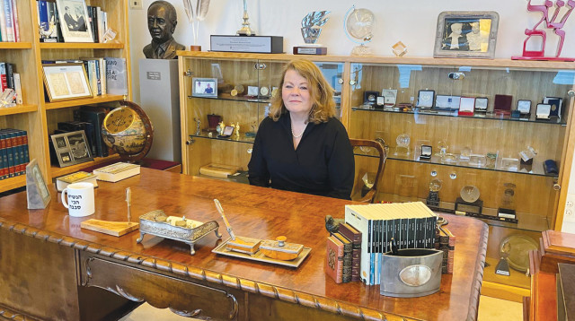 ג'ין סטפנס בחדרו של שמעון פרס (צילום: צילום עצמי)