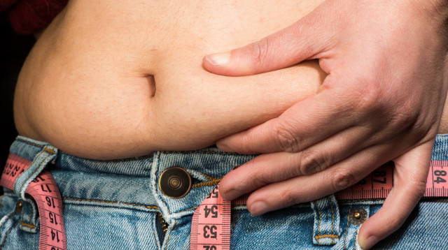 לא מצליחים להיפטר מהשומן הבטני? כך תקלו על עצמכם (צילום: אינג'אימג')