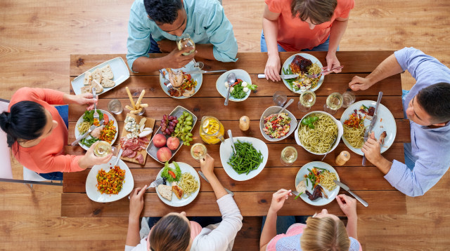 אנשים אוכלים, אילוסטרציה (צילום: אינגאימג')