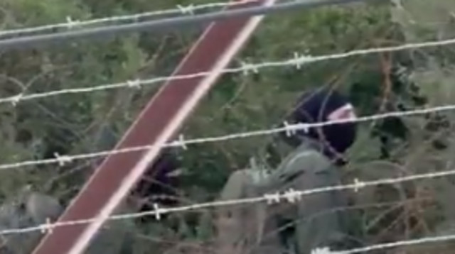 פעיל חיזבאללה בסמוך לגבול עם ישראל (צילום: שימוש לפי סעיף 27א')