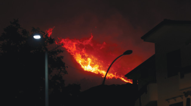 השריפות בסיציליה (צילום: רויטרס)