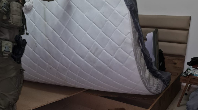 מקום המסתור של החשוד בבית לחם (צילום: דוברות המשטרה)