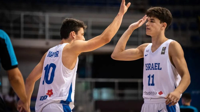 נבחרת הנוער של ישראל: שחר דורון עם עומר מאייר (צילום: אתר רשמי, fiba.com)