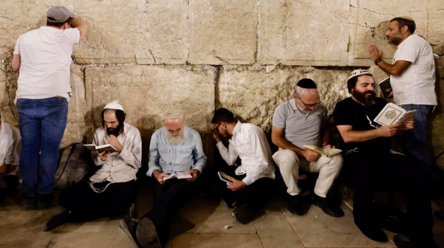 תפילת תשעה באב בכותל (צילום: אבשלום ששוני)