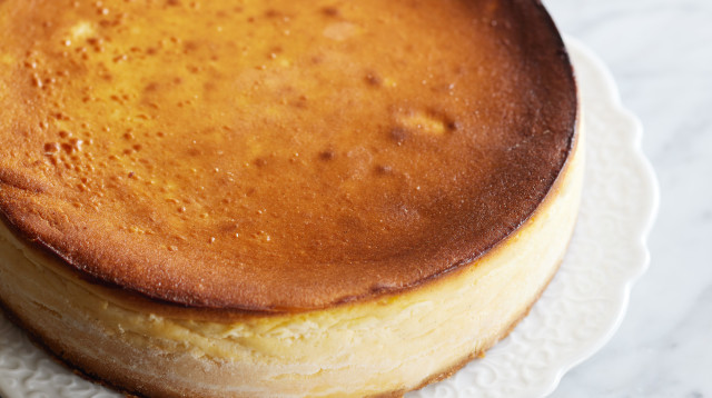 עוגת גבינה באסקית. מתכון באדיבות רולדין (צילום: רונן מנגן)