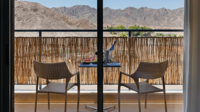 נוף פתוח להרי אילת - אלמוגים (צילום: אסף פינצ'וק)