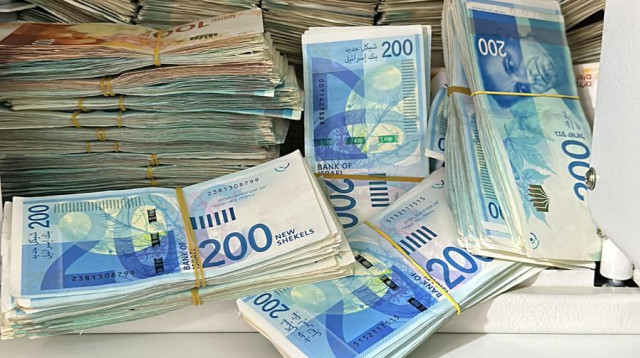 הכסף שנמצא בכספת בבית העסק בשפרעם (צילום: דוברות המשטרה)