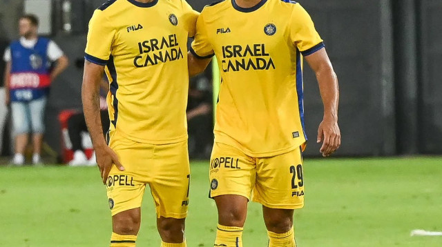 שחקני מכבי תל אביב אילון אלמוג, ערן זהבי (צילום: ברני ארדוב)