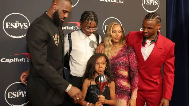 משפחת ג'יימס, לברון משמאל וברוני מימין (צילום: GettyImages, Kevin Mazur)