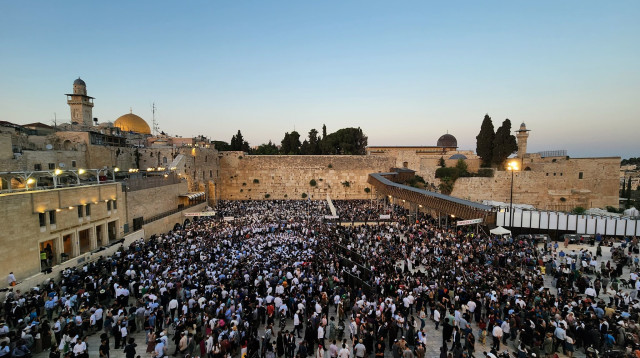 עשרת אלפים אנשים בכותל לקראת צאת צום תשעה באב (צילום: הקרן למורשת הכותל)