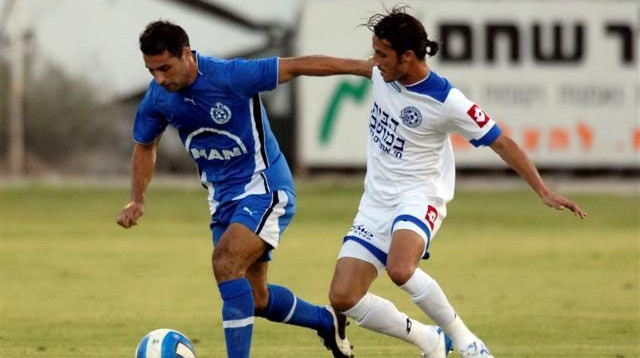 "אפשר היה להרגיש את הטירוף של הדרבי – לא רק באימונים, אלא בכלל בעיר". מוטי קקון לפני סולי צמח (צילום: ברני ארדוב)