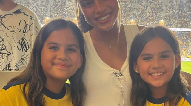 נועה קירל עם בנותיו של ערן זהבי. אצטדיון בלומפילד (צילום: עמוד הפייסבוק הרשמי של מכבי תל אביב)
