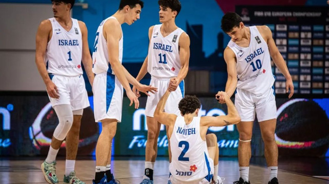 שחר דורון לצד עומר מאייר נבחרת הנוער של ישראל בכדורסל (צילום: פיב"א, האתר הרשמי של פיב"א)