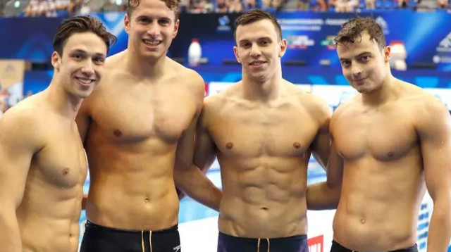 אחרי אליפות כזו, אפשר לחייך. נבחרת השליחים (צילום: אתר רשמי, סימונה קסטרווילארי, איגוד השחייה)