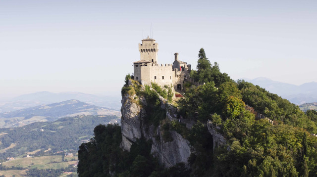 אחד משלושת המגדלים המקיפים את העיר העתיקה בסן מרינו ושאליהם ניתן להגיע (צילום: visitsanmarino)