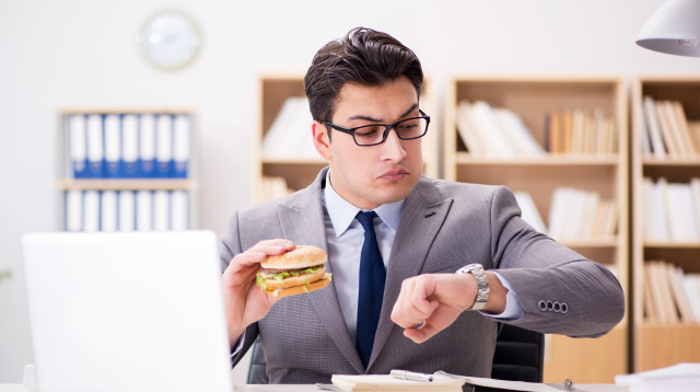 אכילה מהירה, אילוסטרציה (צילום: אינגאימג')