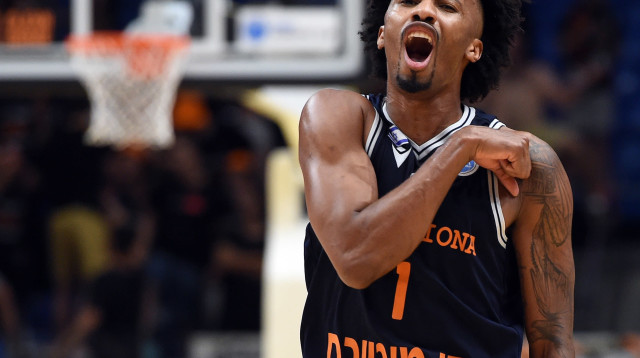 א.א.ק זקוקה לכסף, ומכבי תל אביב זקוקה לחיזוק. אנגולה (צילום: ברני ארדוב)