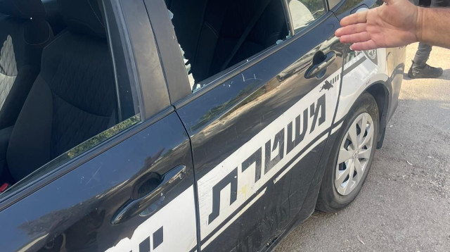 אחד הרכבים שנפגעו (צילום: דוברות המשטרה)