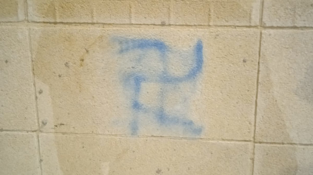 צלב קרס רוסס על הקיר החיצוני של בית החולים סורוקה בבאר שבע (צילום: ידידיה נעים)