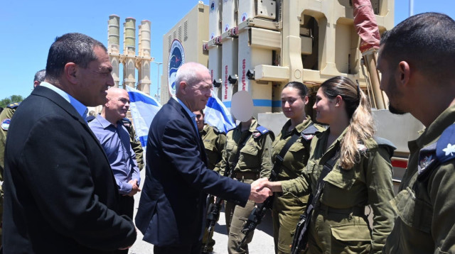 גלנט עם מפעילי 'קלע דוד' (צילום: דוברות משרד הביטחון)