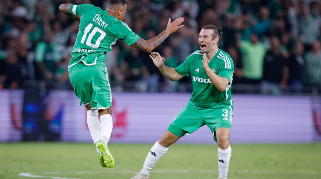 צ'ארון שרי עם שון גולדברג שחקני מכבי חיפה חוגגים (צילום: מאור אלקסלסי)