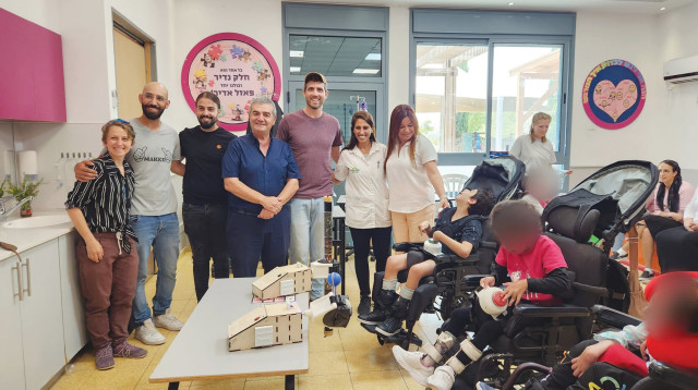 פרויקט גמר של סטודנטים להנדסת מכונות בסמי שמעון (צילום: עדי נגב - נחלת ערן)