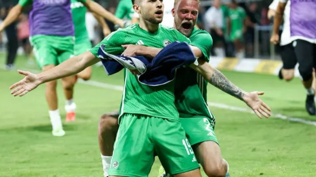 נתן את החותמת הסופית. שוראנוב חוגג עם סונדגרן (צילום: דני מרון)