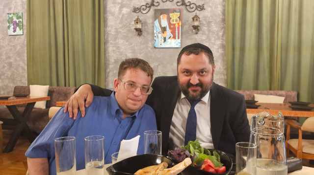הכתב ג'וש ארונסון עם הרב זמיר איסייב במסעדה הכשרה שנפתח רק השבוע (צילום: פרטי)