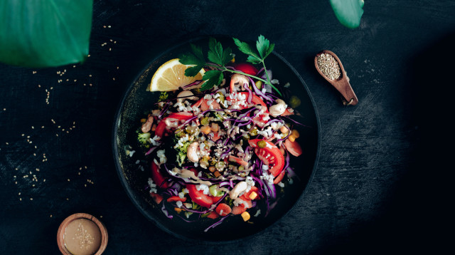 סלט צבעוני ברוטב בוטנים (צילום:  Teka Studio)