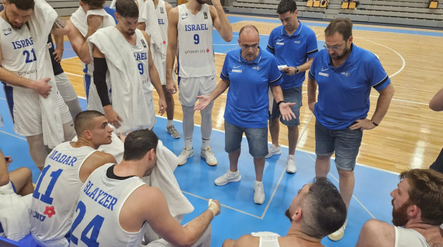 אריאל בית הלחמי עם שחקני נבחרת ישראל (צילום: אתר רשמי, באדיבות איגוד הכדורסל)