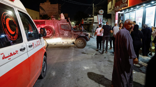אמבולנס של הסהר האדום (צילום: REUTERS/Raneen Sawafta)
