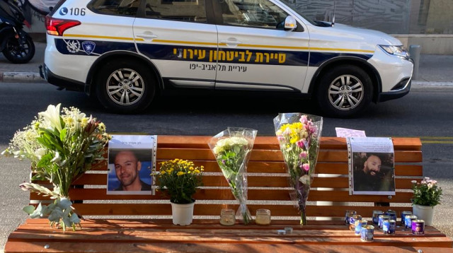 פינת זיכרון בזירת הפיגוע בתל אביב לזכר הנרצח חן אמיר (צילום: אבשלום ששוני)