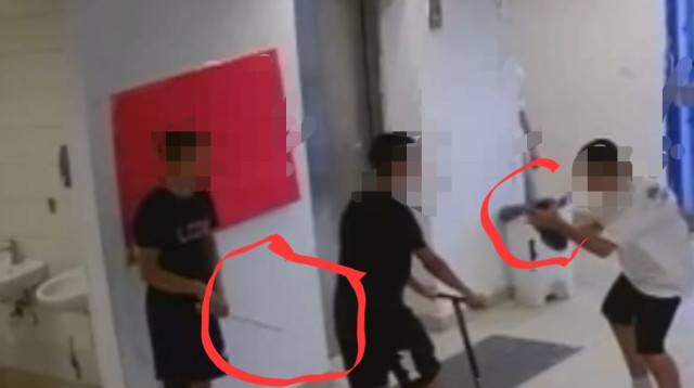 בני הנוער החשודים בתקיפה בסניף התנועה. "שדה קרב" (צילום: מצלמות אבטחה)