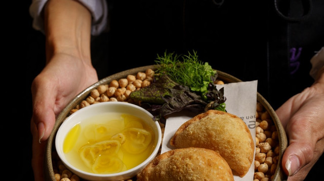 סמבוסק חומוס, מסעדת ווסט סייד (צילום: אנטולי מיכאלו)