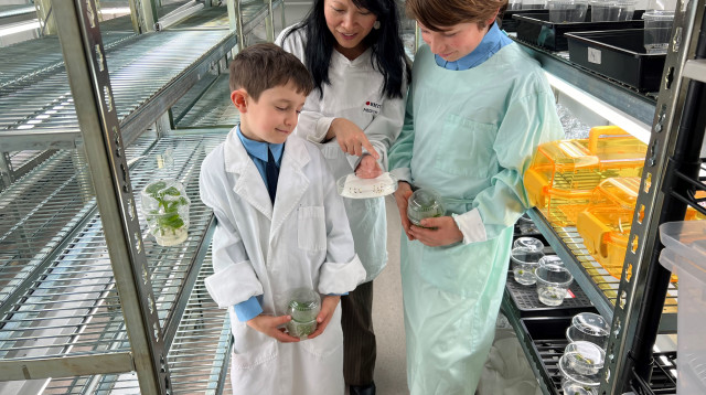 ילדי ביהס מלבורן רודוף שטיינר והפרופסור השותפה טיין הויון (צילום: graham dorrington)