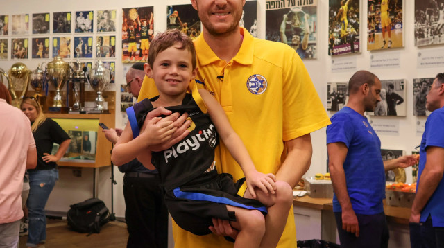 שחקן מכבי תל אביב גיא פניני עם בנו (צילום: דני מרון)