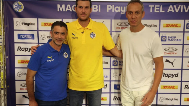 שחקן מכבי תל אביב גיא פניני עם המאמן עודד קטש והמנהל הספורטיבי אבי אבן (צילום: אתר רשמי, מכבי תל אביב)