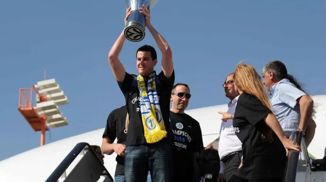 "כולנו בכינו אחרי חצי הגמר. חששתי שנגיע מרוקנים לגמר". פניני עם גביע היורוליג ב-2014 (צילום: ברני ארדוב)