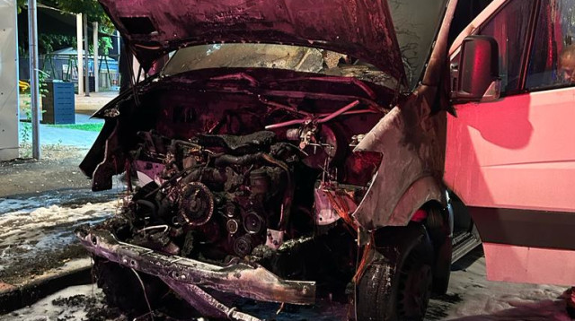 הרכב השרוף בבת ים (צילום: דוברות שב"ס)