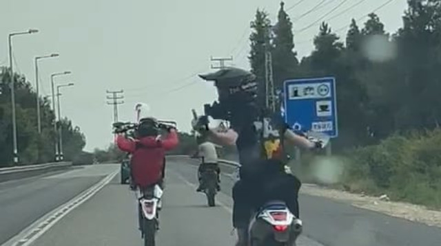 נהג האופנוע משתולל בכביש (צילום: דוברות המשטרה)