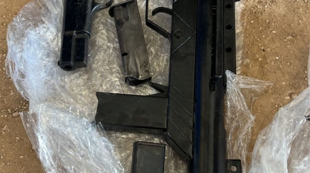 מצבור הנשק שאותר בכסייפה (צילום: דוברות המשטרה)