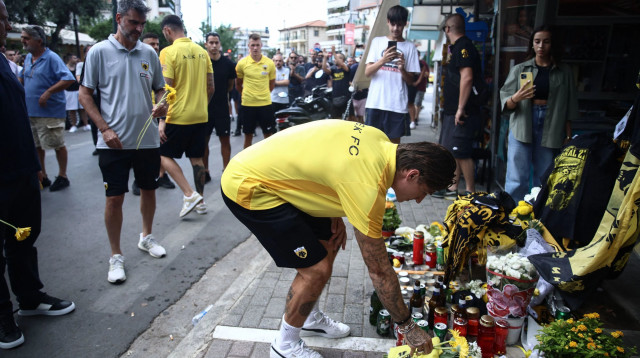 אוהדי א.א.ק אתונה בפינת הזיכרון לזכר הנרצח (צילום: GettyImages)