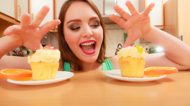 אישה אוכלת קינוחים, אילוסטרציה (צילום: אינגאימג')