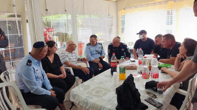 המפכ" קובי שבתאי בניחום משפחתו של חן אמיר ז"ל (צילום: דוברות המשטרה)