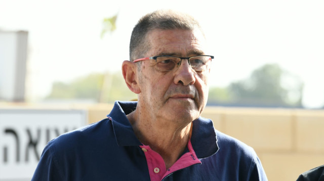 אריה מליניאק במהלך הלוויתו של מודי בר און. בית העלמין 
גני אסתר בראשל"צ 31 במאי 2022 (צילום: ראובן קסטרו)