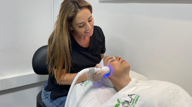 טיפול קוסמטי אצל פולה בליק (צילום: יחצ)