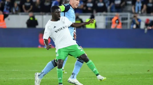 מוחמד מקשה על קוצקה (צילום: אתר רשמי, מכבי חיפה)